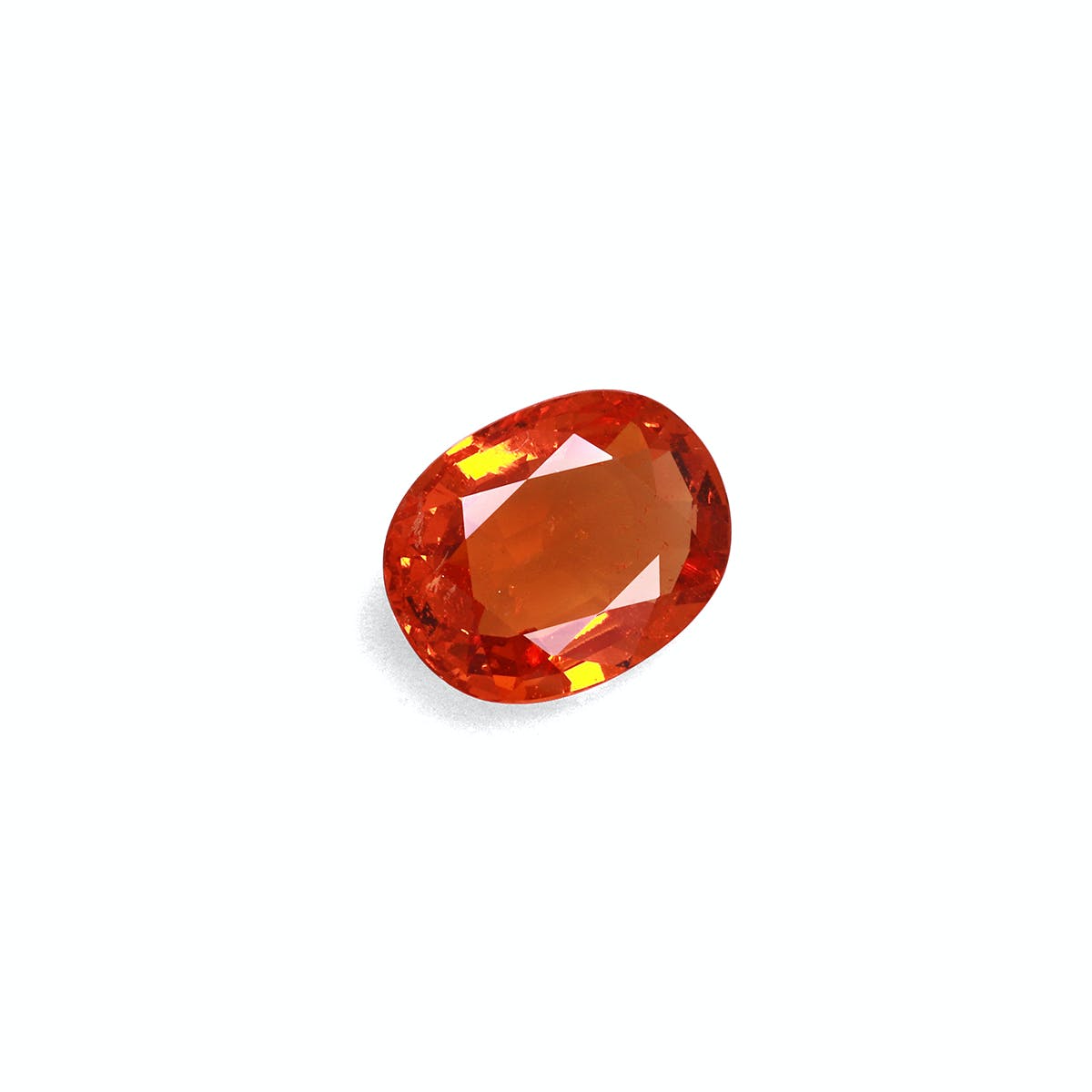 Le Grenat Spessartite de Bonnot Paris est une pierre précieuse orange vibrante de 7,04 ct, de taille ovale, avec une surface facettée se reflétant brillamment, sur un fond blanc uni.
