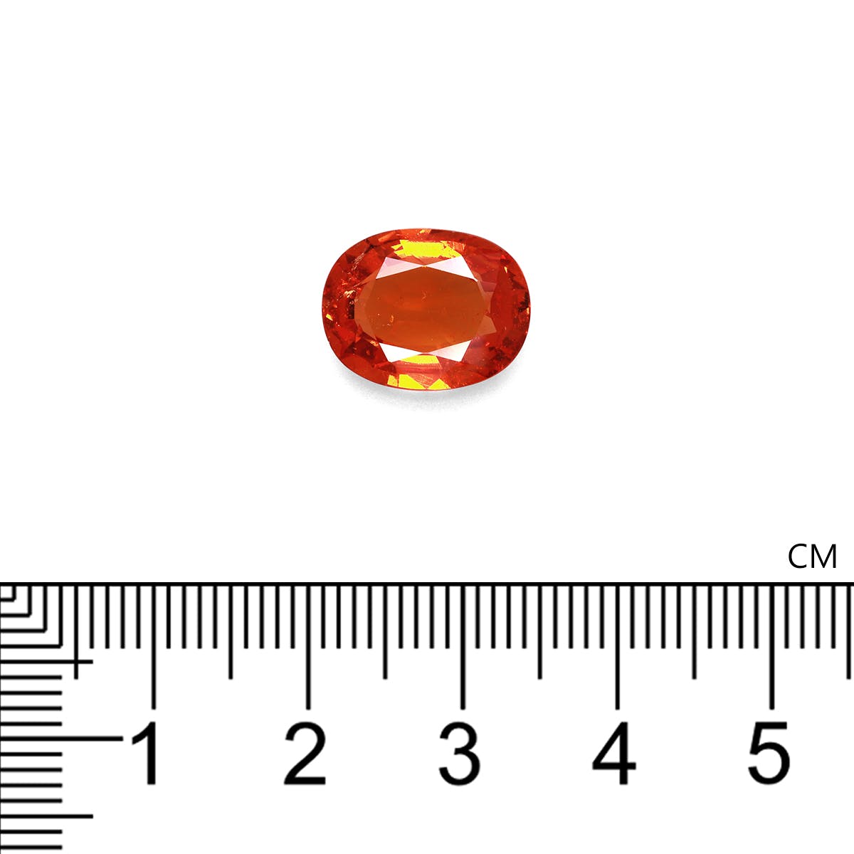La Grenat Spessartite Bonnot Paris, une pierre précieuse ovale orange vif pesant 7,04 ct, est sertie sur un fond blanc avec une règle en dessous indiquant que sa longueur est d'environ 1,3 centimètre.