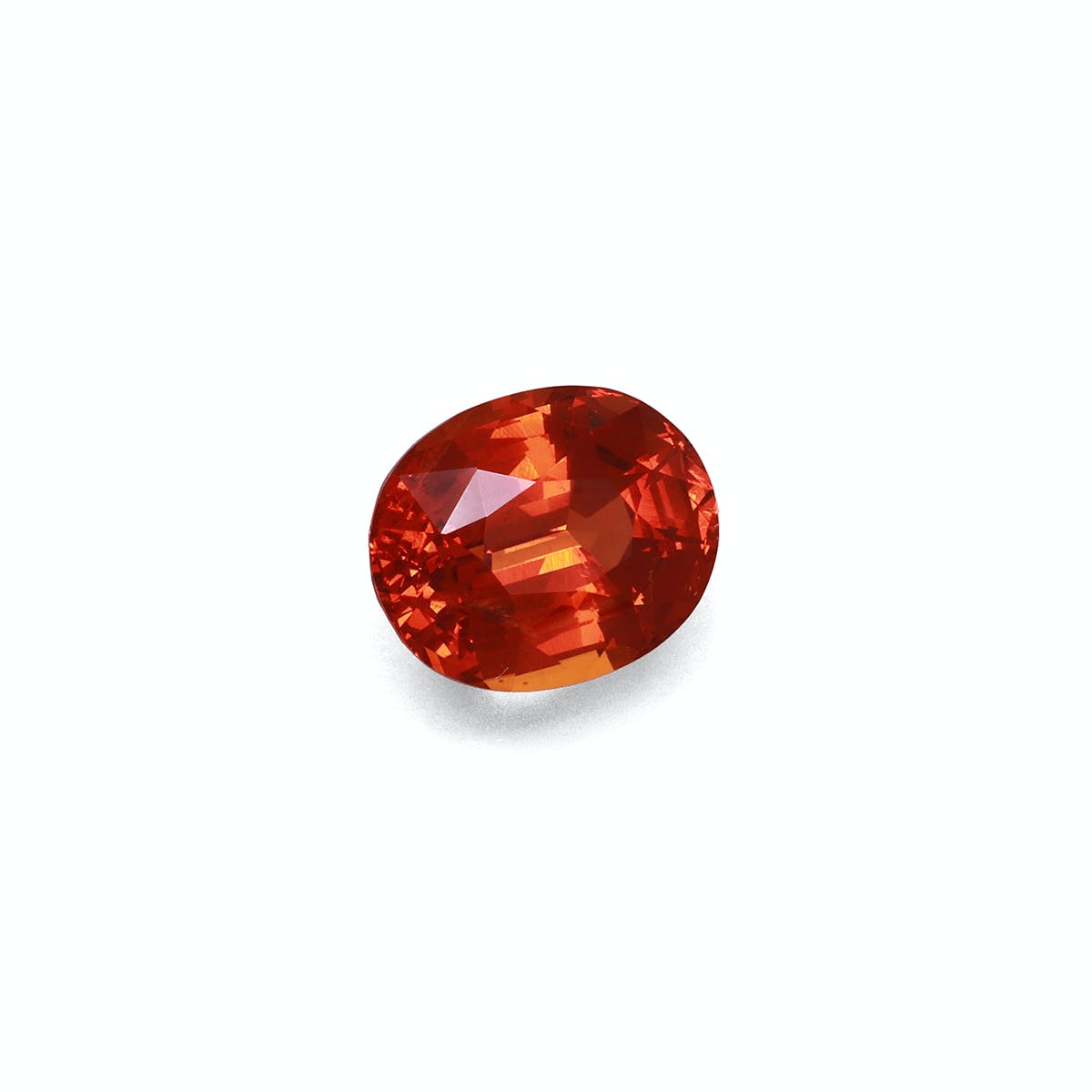 Le Grenat Spessartite de Bonnot Paris est une pierre précieuse orange de taille ovale, de 5,68 carats, aux facettes réfléchissantes serties sur un fond blanc uni.