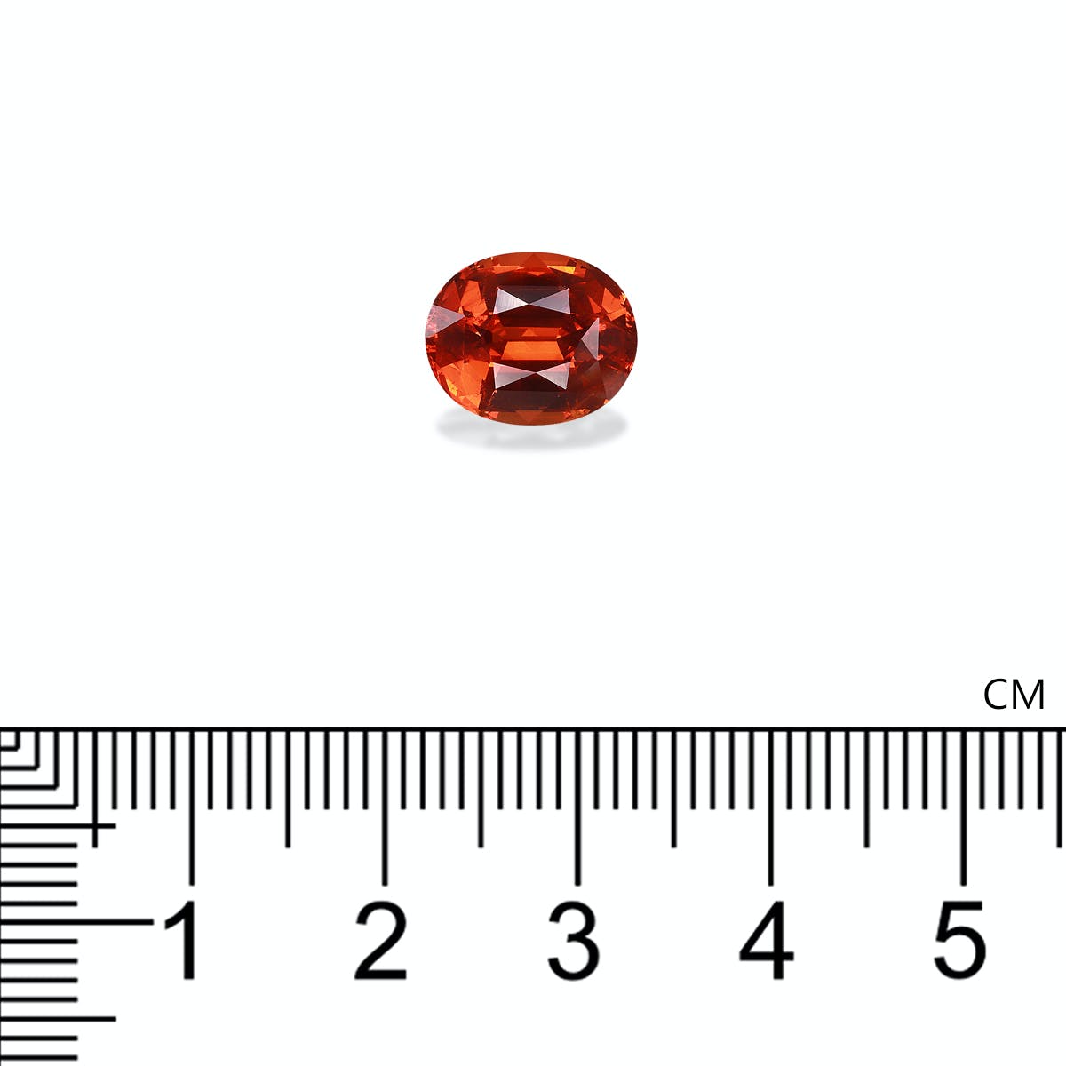 Le Grenat Spessartite de Bonnot Paris, une pierre précieuse rouge taille ovale de 5,68 ct, est serti sur un fond blanc avec une règle en dessous illustrant sa taille à un peu plus de 1 cm.