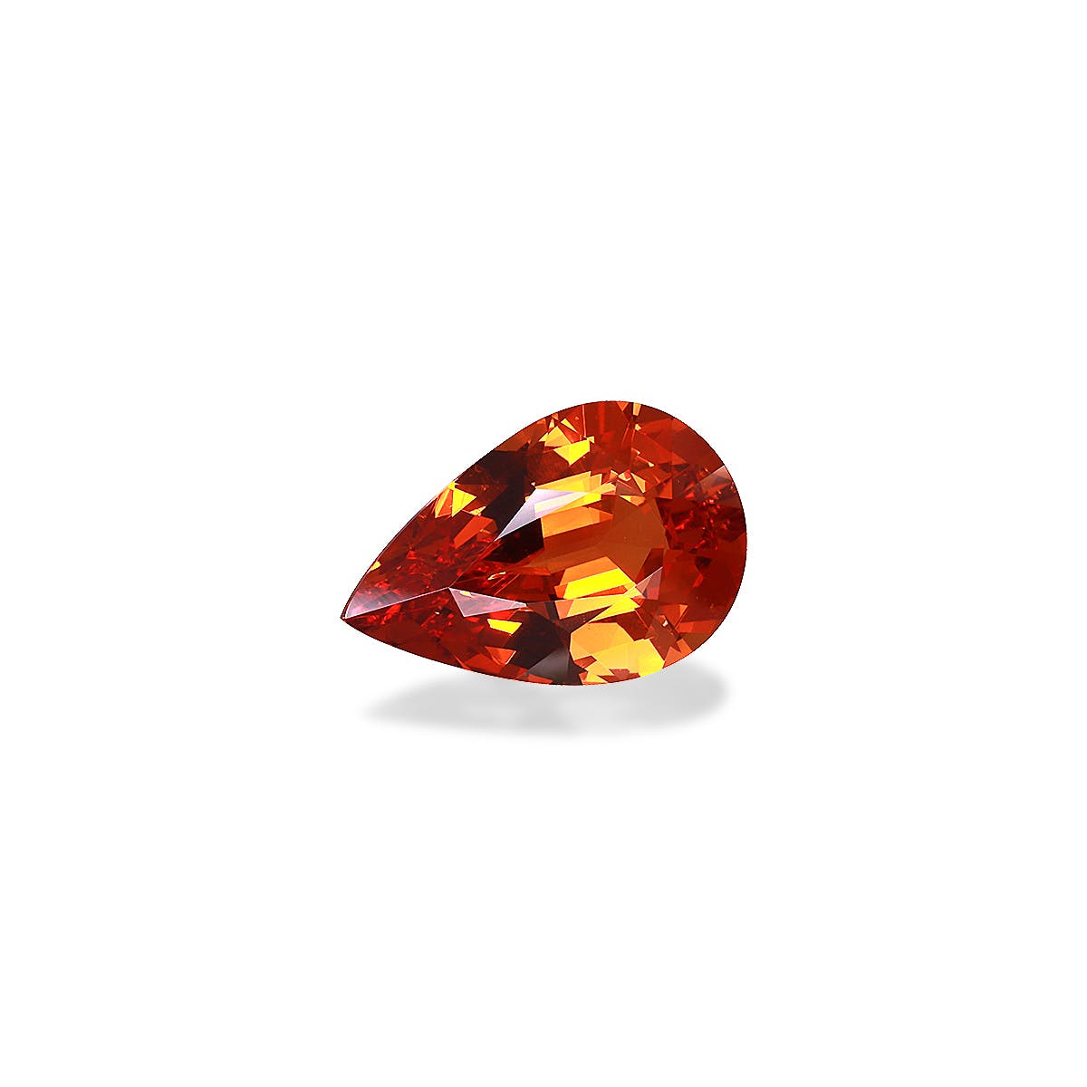 Le Grenat Spessartite · 7,46ct de Bonnot Paris, une pierre précieuse orange facettée en forme de poire, scintille sur un fond blanc, mettant en valeur sa couleur vibrante et ses reflets internes.