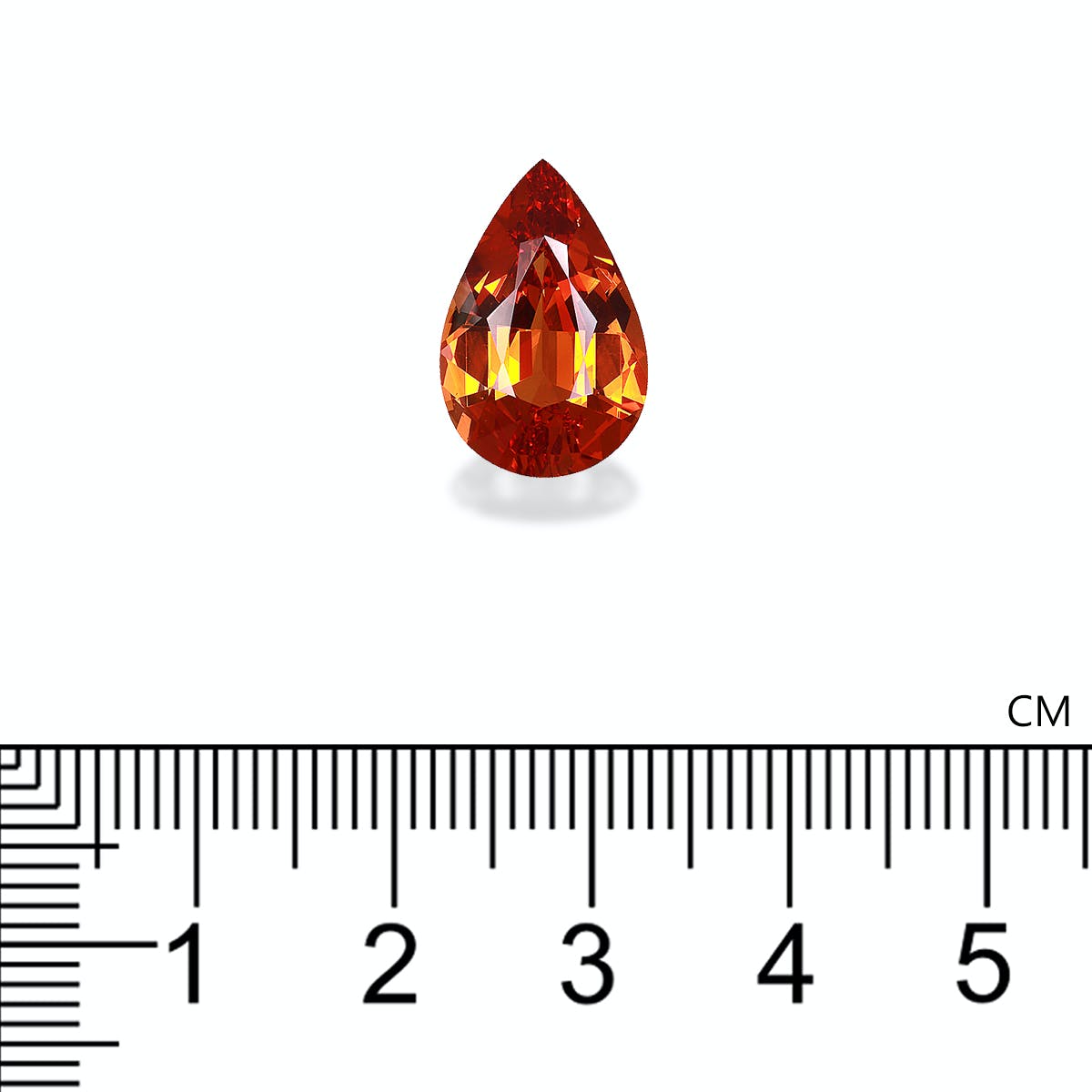 Le Grenat Spessartite · 7,46 ct de Bonnot Paris, une pierre précieuse en forme de poire dans différentes nuances d'orange avec des coupes complexes, est présenté au-dessus d'une règle centimétrique pour comparaison d'échelle.
