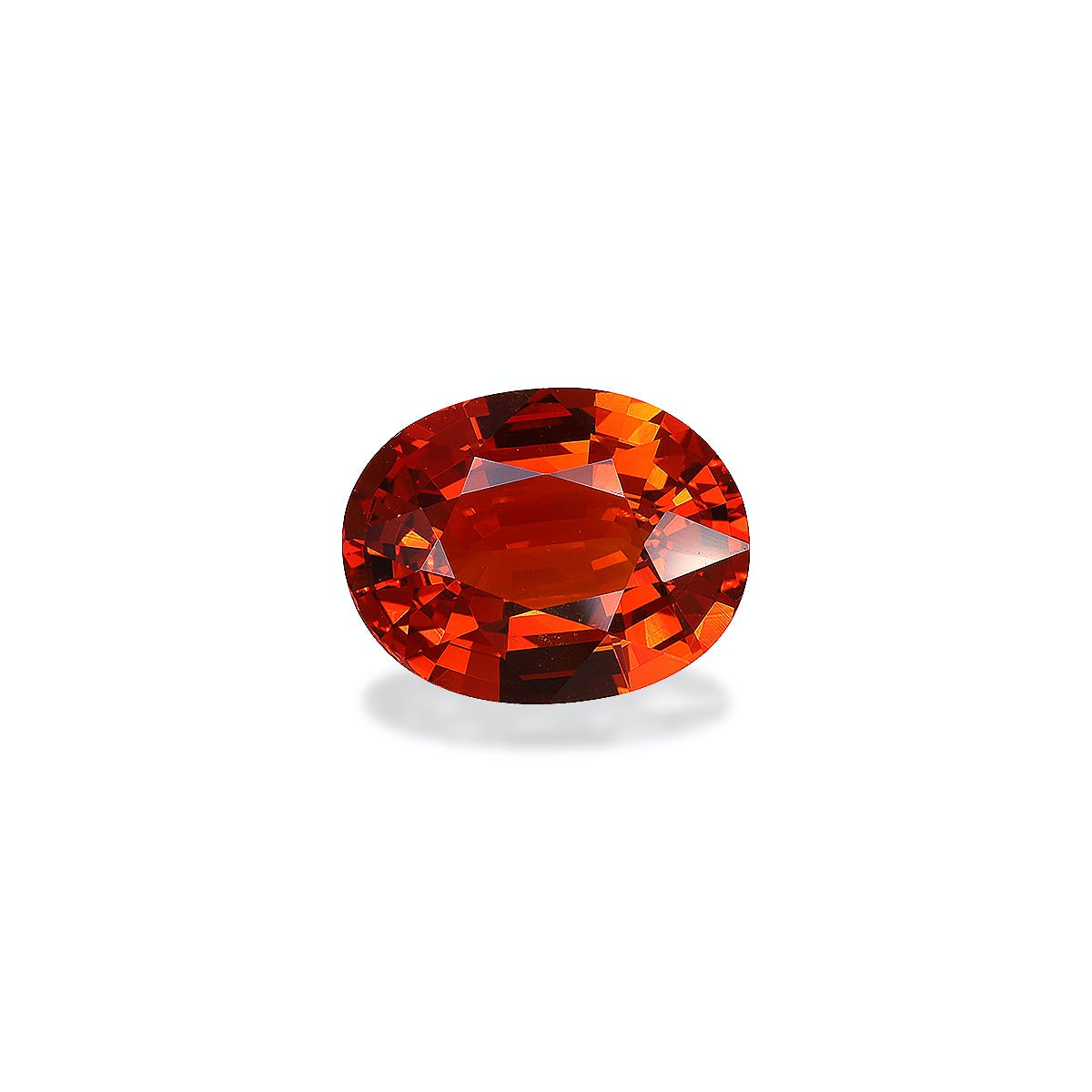 Le Grenat Spessartite · 6ct de Bonnot Paris présente une pierre précieuse rouge-orange polie de taille ovale avec des facettes complexes sur un fond blanc, capturant et réfléchissant la lumière avec brio.