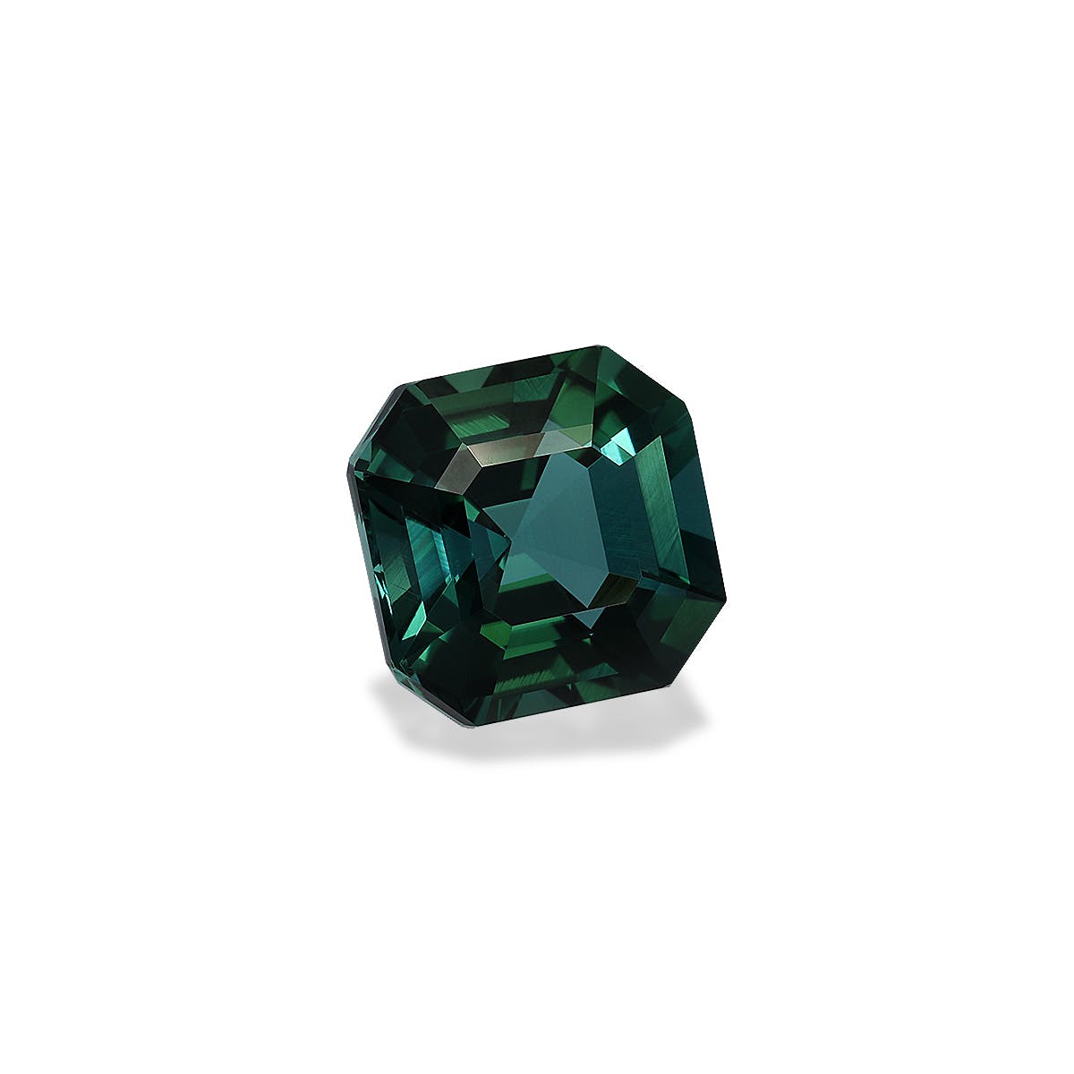 La Tourmaline Bleue (7,99 carats) de Bonnot Paris est une pierre précieuse géométrique vert foncé, taille émeraude, sertie sur un fond blanc. Elle reflète magnifiquement la lumière, mettant en valeur différentes nuances de vert, rappelant les qualités classiques de la tourmaline.