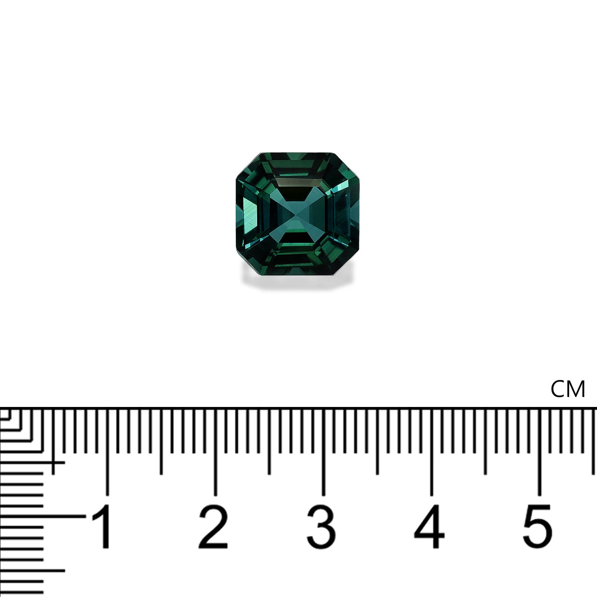 Une petite Tourmaline Bleue verte octogonale pesant 7,99 carats de Bonnot Paris est élégamment centrée sur une règle métrique en centimètres sur un fond blanc, soulignant sa clarté et ses teintes bleues classiques.