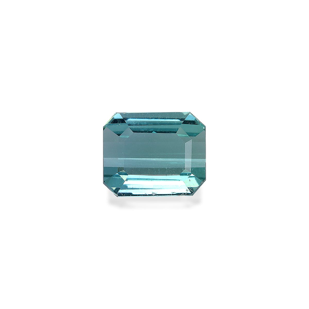La Tourmaline Bleue de Bonnot Paris est une pierre précieuse rectangulaire taille émeraude bleu-vert de 1,47 ct aux bords biseautés, présentant une surface claire et réfléchissante sur un fond blanc uni.