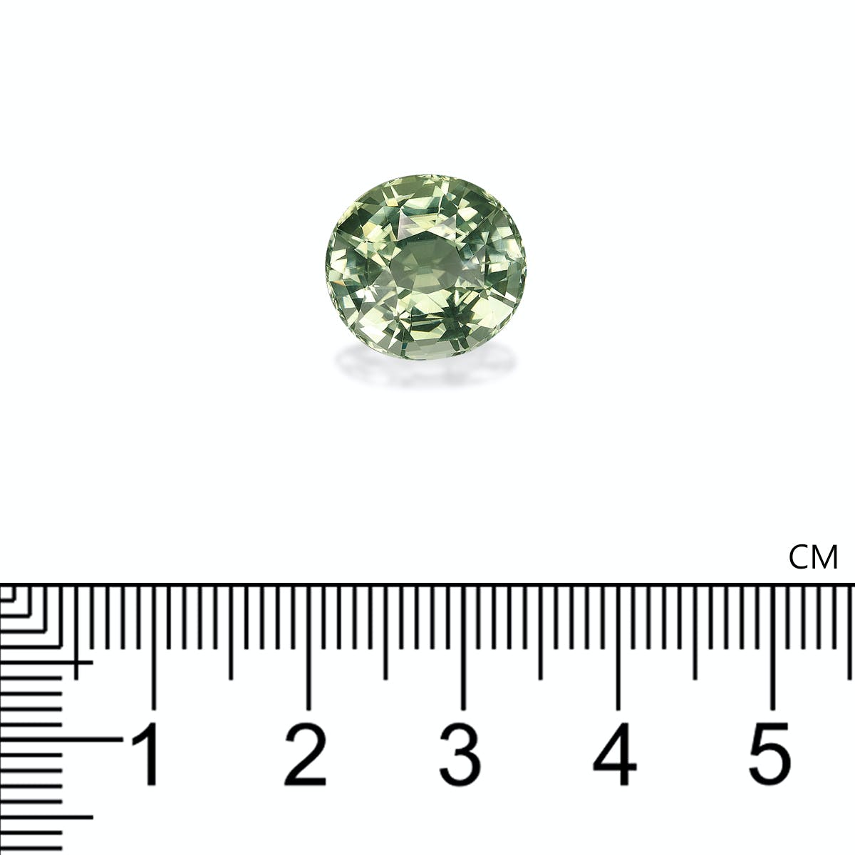 Une tourmaline verte Bonnot Paris de 7,79 carats, ronde et verte, repose sur une surface blanche. Une règle en centimètres en dessous indique un diamètre d'environ 1,5 cm.