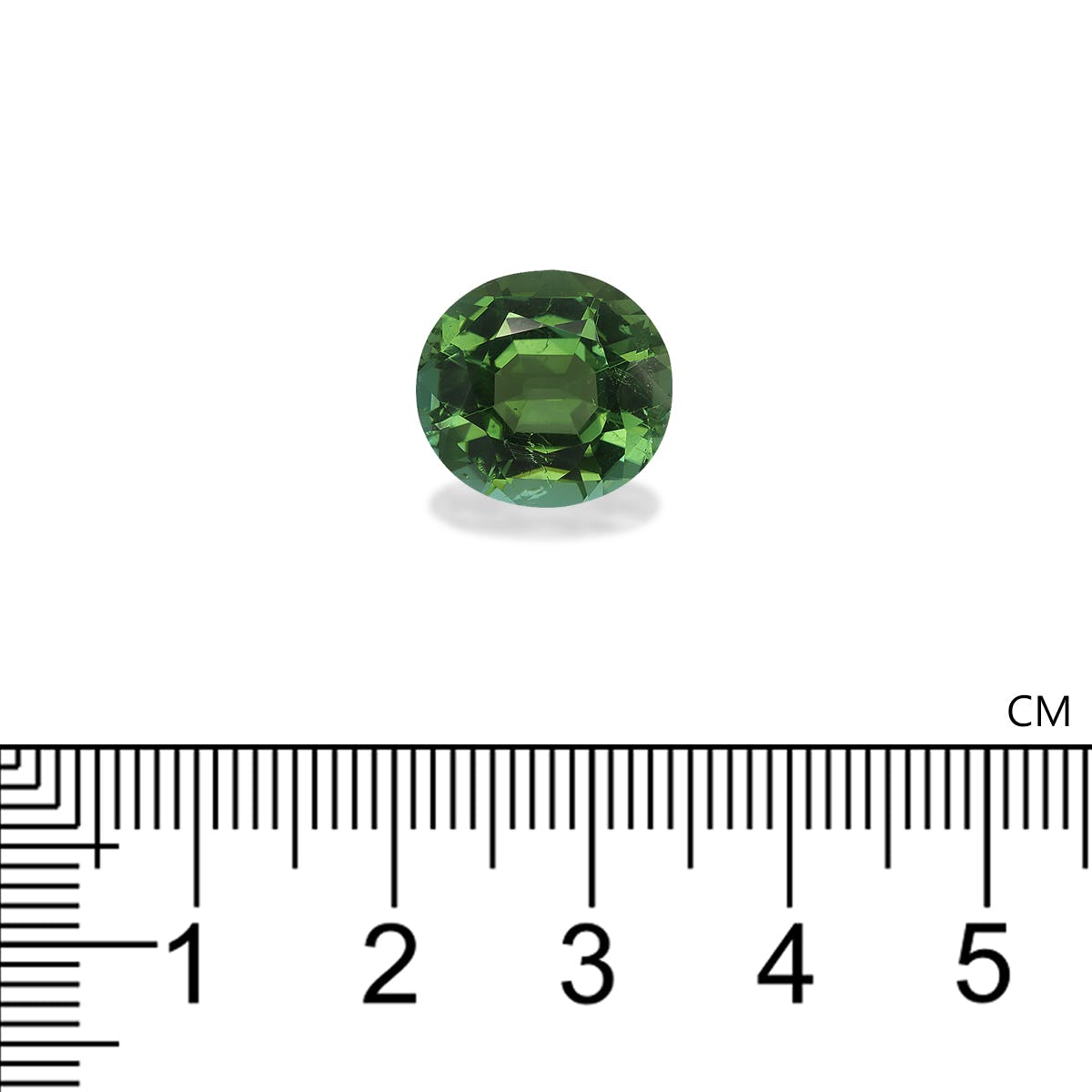 La pierre précieuse Tourmaline Verte Bonnot Paris · 6,67 ct, une petite gemme verte ronde, est présentée sur un fond blanc avec une règle centimétrique indiquant que son diamètre est légèrement inférieur à 1 cm.