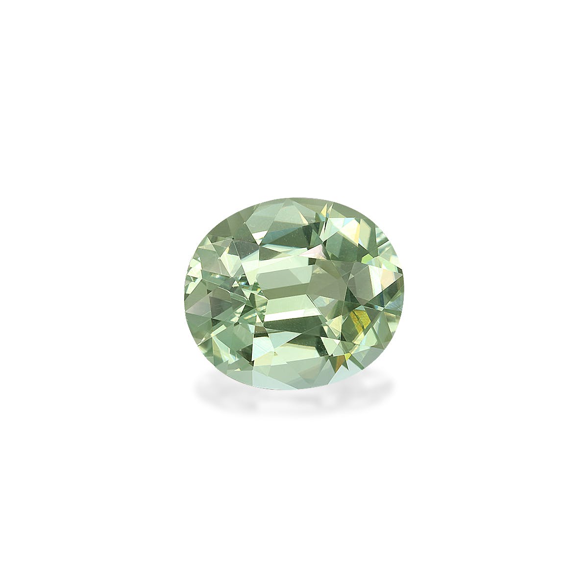 La Tourmaline Verte Bonnot Paris, 7,3 carats, est une pierre précieuse ronde et facettée d'une teinte vert clair. Photographiée sur fond blanc, elle reflète magnifiquement la lumière, mettant en valeur sa taille et sa clarté exceptionnelles.