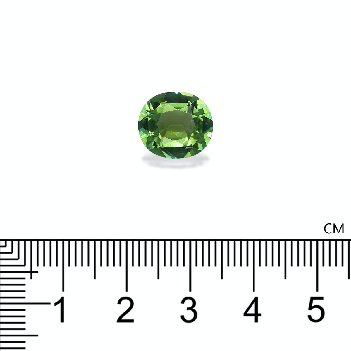 La Tourmaline Verte Bonnot Paris, 4,1 ct, une petite pierre précieuse verte de taille ovale, est présentée sur un fond blanc avec une règle en centimètres pour l'échelle.