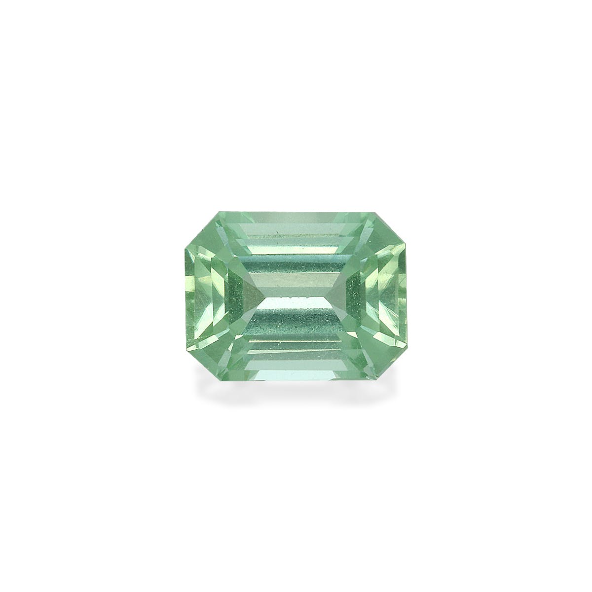 La Tourmaline Verte · 2,43 ct de Bonnot Paris est une pierre précieuse verte transparente taille émeraude avec des facettes géométriques qui reflètent la lumière, sertie sur un fond blanc uni pour mettre en valeur sa clarté et sa couleur vibrante.