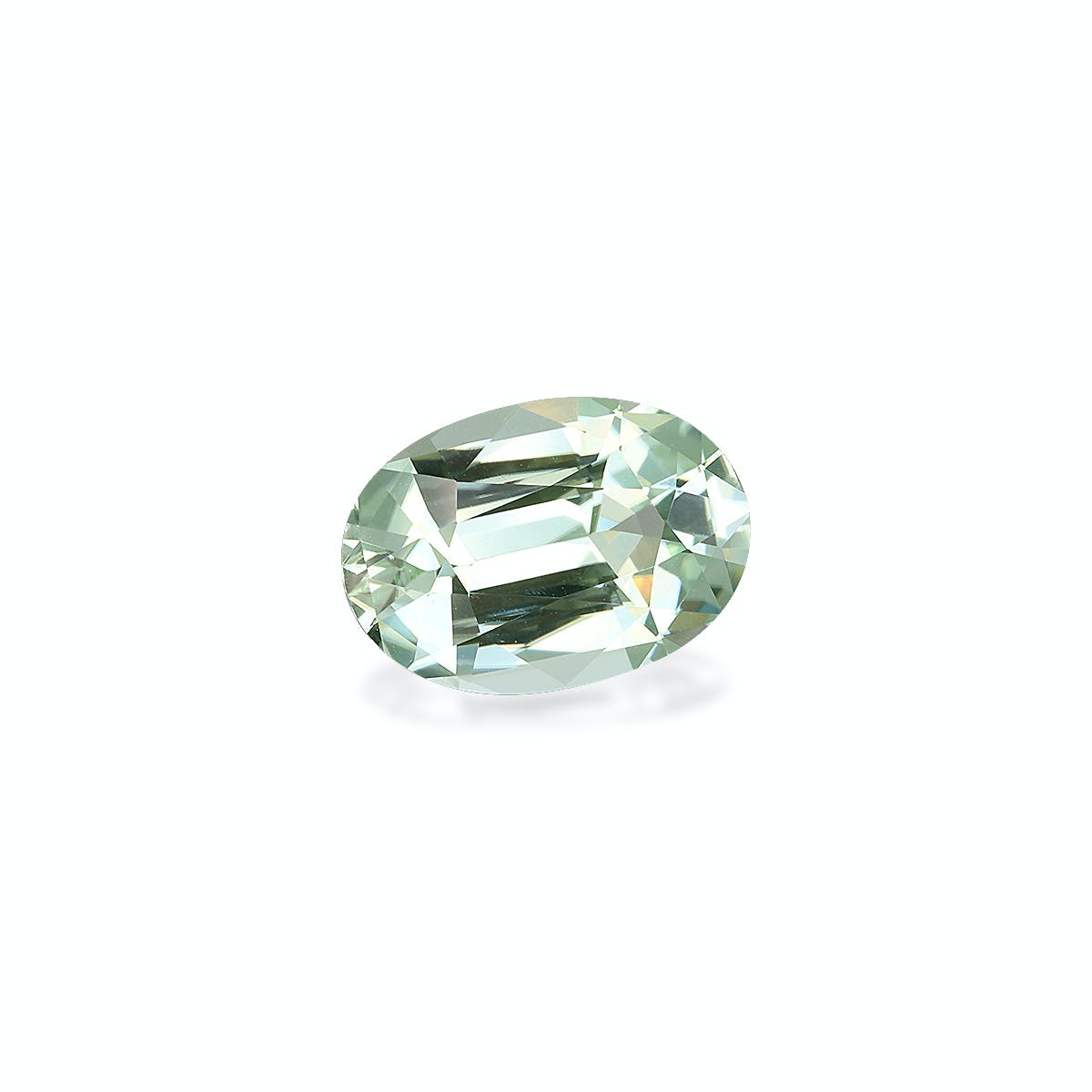 Une Tourmaline Verte taille ovale de 5,01 ct de Bonnot Paris, transparente avec des facettes claires reflétant la lumière, est présentée sur un fond blanc uni.