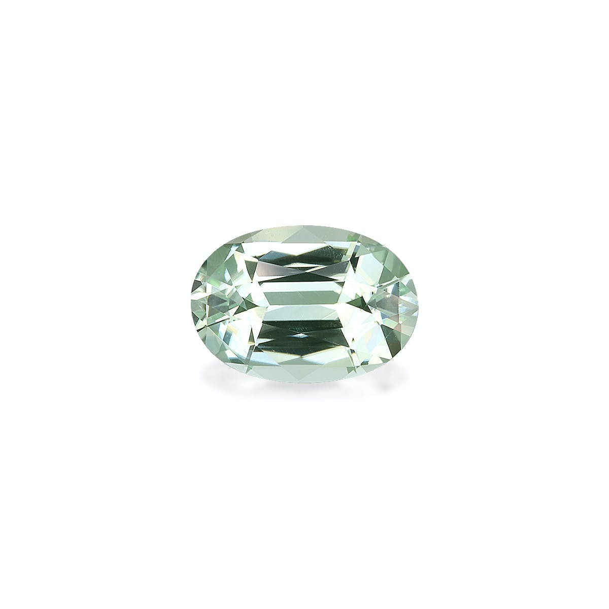Une Tourmaline Verte polie de forme ovale (5,01 ct) de Bonnot Paris est sertie sur un fond blanc uni, avec de multiples facettes qui reflètent la lumière pour mettre en valeur sa clarté et sa couleur verte vibrante.