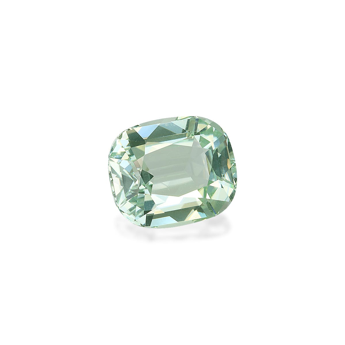 Une Tourmaline Verte taille coussin vert clair de 7,4 carats de Bonnot Paris, présentant une surface brillante et de multiples facettes qui reflètent la lumière, est posée sur un fond blanc uni.