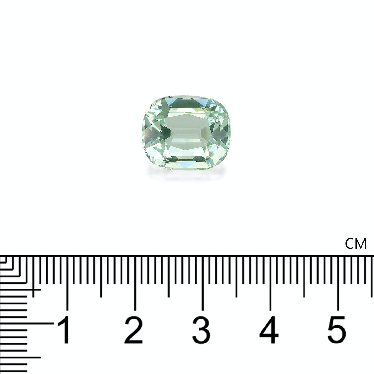 Une tourmaline verte (7,4 carats) de Bonnot Paris, de forme rectangulaire aux bords arrondis, est posée sur un fond blanc. En dessous, une règle graduée mesure la longueur de la pierre, soit environ 1,5 cm.