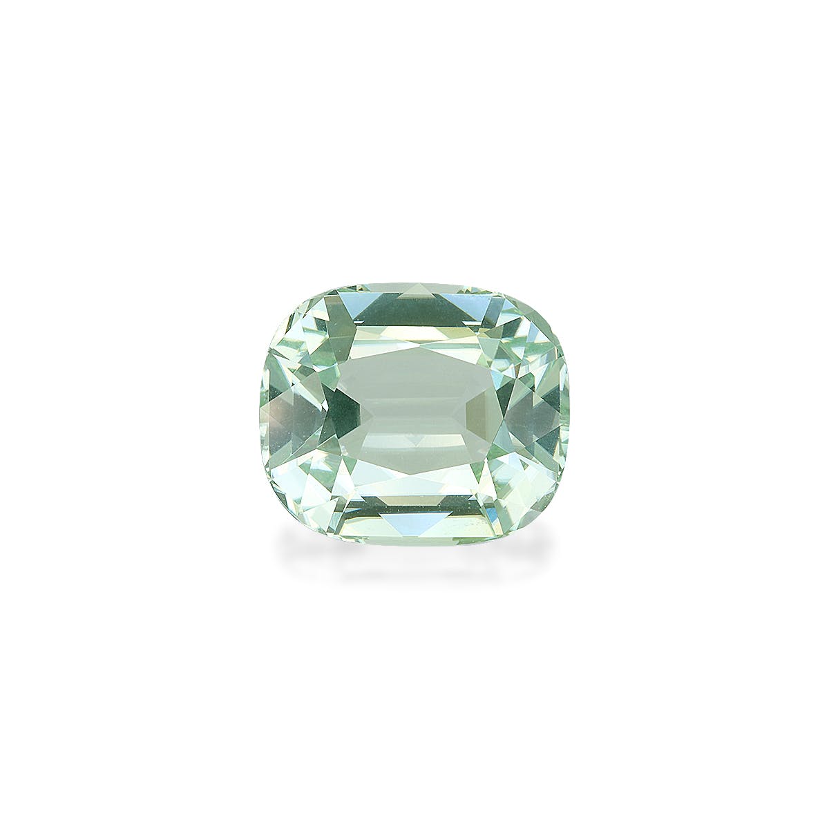 La Tourmaline Verte de Bonnot Paris, une pierre précieuse de 7,4 carats, affiche sa clarté et ses facettes complexes avec une taille coussin ovale sur un fond blanc vert pâle.