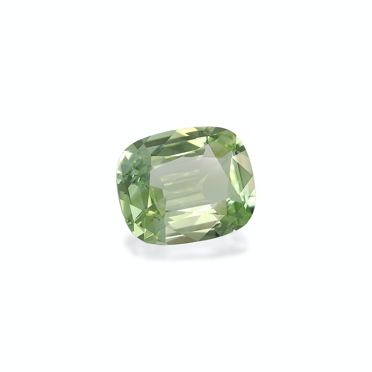 La Tourmaline Verte Bonnot Paris, une pierre précieuse taille coussin de 4,57 ct, scintille de mille feux avec sa surface facettée présentant différentes teintes vertes sur un fond blanc uni.