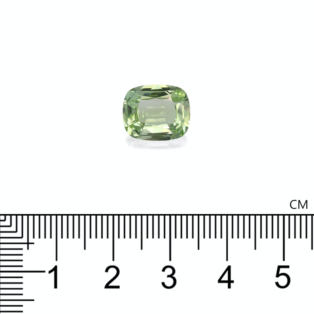 Une Tourmaline Verte de 4,57 carats de Bonnot Paris, taille coussin et verte, est sertie sur un fond blanc avec une règle en dessous marquée en centimètres, indiquant la largeur de la pierre à environ 1 cm.