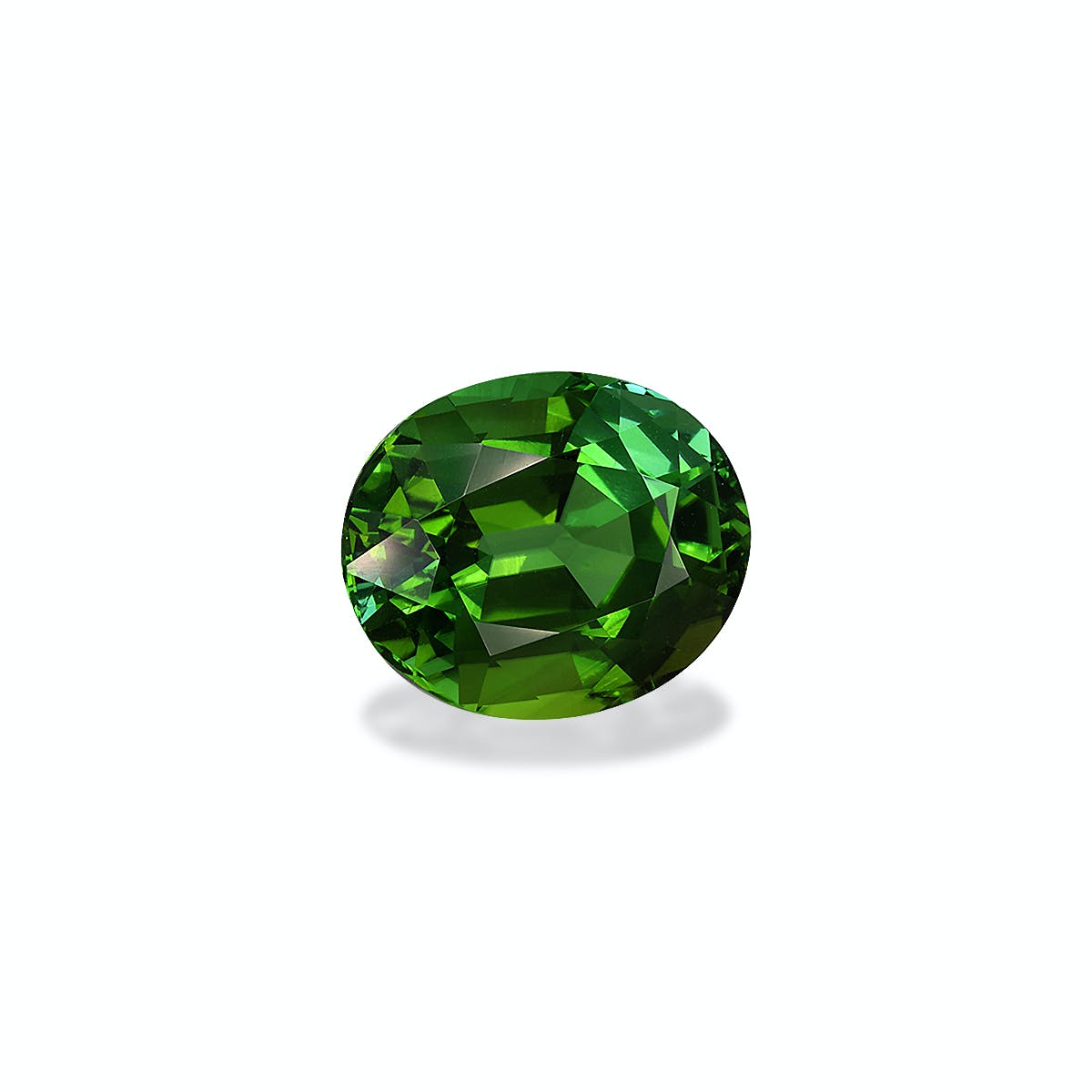 La Tourmaline Verte · 7,65 ct de Bonnot Paris est une pierre précieuse verte polie de forme ovale avec des facettes complexes qui reflètent la lumière sur un fond blanc uni.