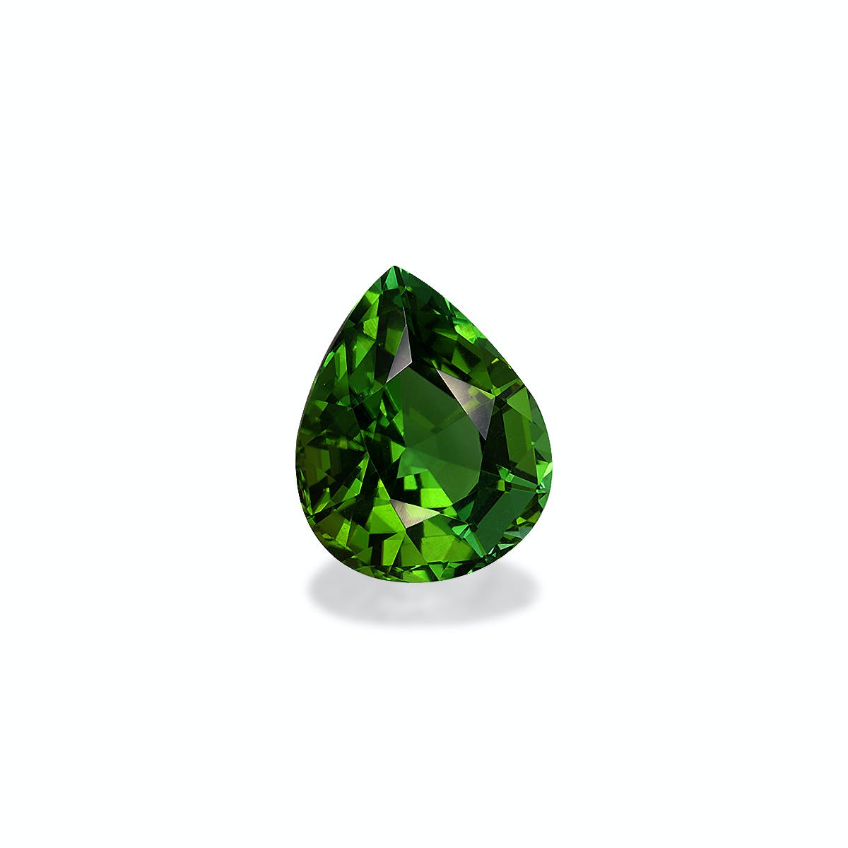 La Tourmaline Verte · 6,6ct de Bonnot Paris est une pierre précieuse verte en forme de poire avec une surface facettée qui reflète la lumière et affiche différentes nuances de vert, sur un fond blanc uni.