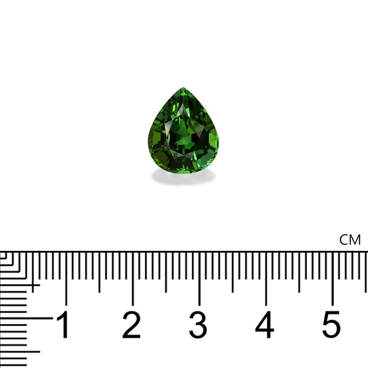 Une pierre précieuse verte en forme de goutte, la Tourmaline Verte · 6,6 carats de Bonnot Paris, repose sur un fond blanc. En dessous, une règle graduée en centimètres confirme la longueur de la pierre, soit environ 2 cm.
