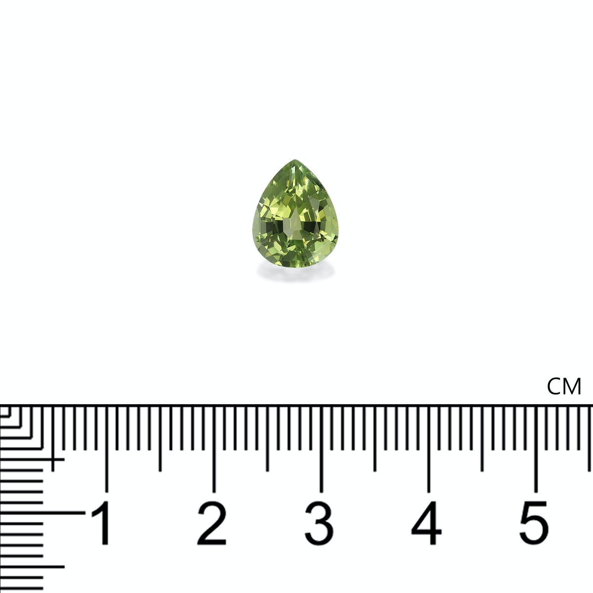 La Tourmaline Verte de 2,54 ct de Bonnot Paris, une pierre précieuse verte en forme de poire, est placée au-dessus d'une règle graduée en centimètres. Elle apparaît brillante et bien taillée, centrée sur l'image.