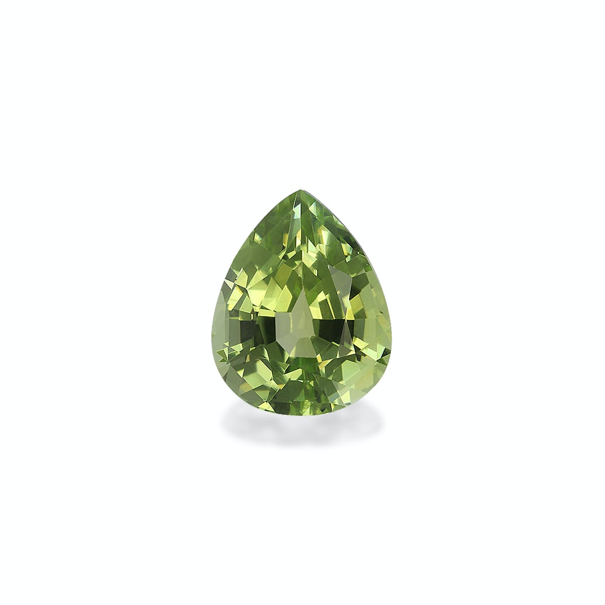 La Tourmaline Verte · 2,54ct de Bonnot Paris, une gemme verte en forme de poire aux facettes complexes, repose sur un fond blanc mettant en valeur sa couleur vibrante et sa clarté.