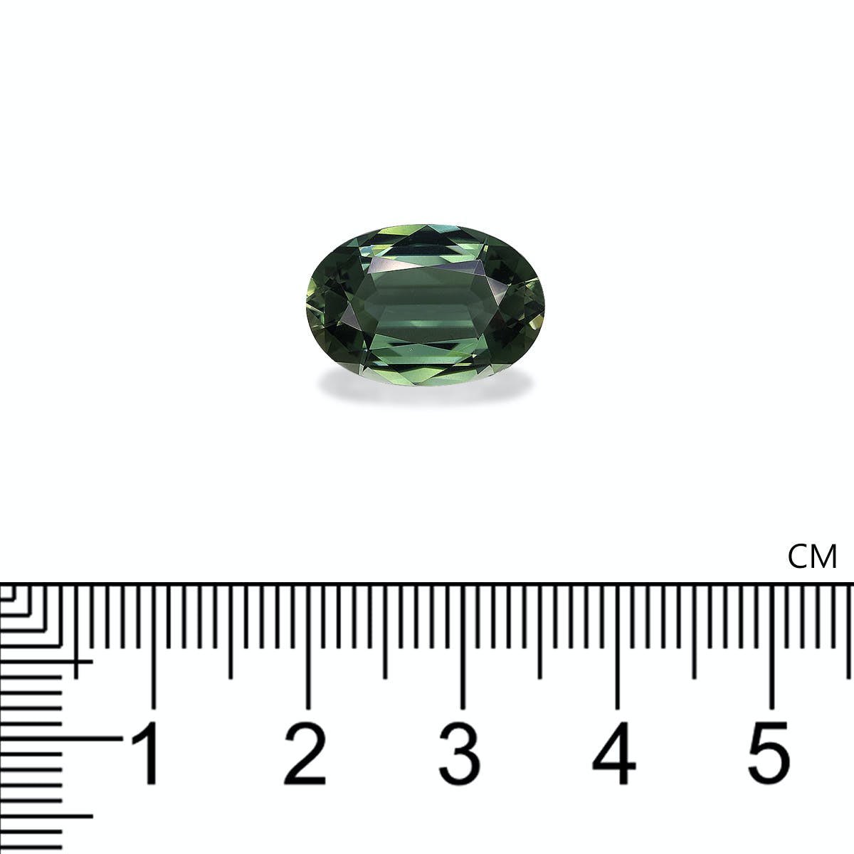 La Tourmaline Verte Bonnot Paris, pesant 6,94 carats, est une pierre précieuse verte ovale présentée sur un fond blanc uni avec une règle en dessous pour indiquer la taille en centimètres.