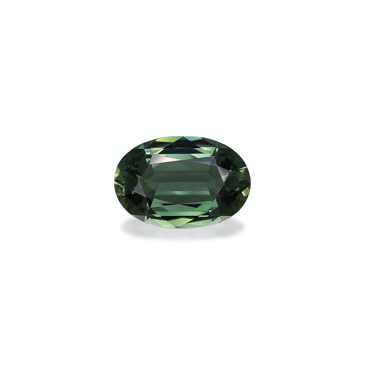 Pierre précieuse d'un vert éclatant, la Tourmaline Verte (6,94 carats) de Bonnot Paris se détache sur un fond blanc uni. Sa forme ovale facettée reflète magnifiquement la lumière, soulignant sa clarté et la précision de ses tailles.