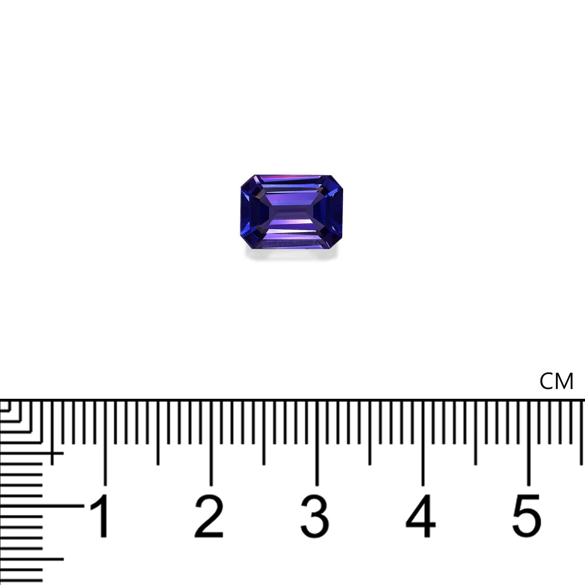 Une petite pierre précieuse Tanzanite rectangulaire pesant 2,34 ct de Bonnot Paris est placée sur un fond blanc au-dessus d'une règle métrique indiquant les centimètres pour l'échelle.
