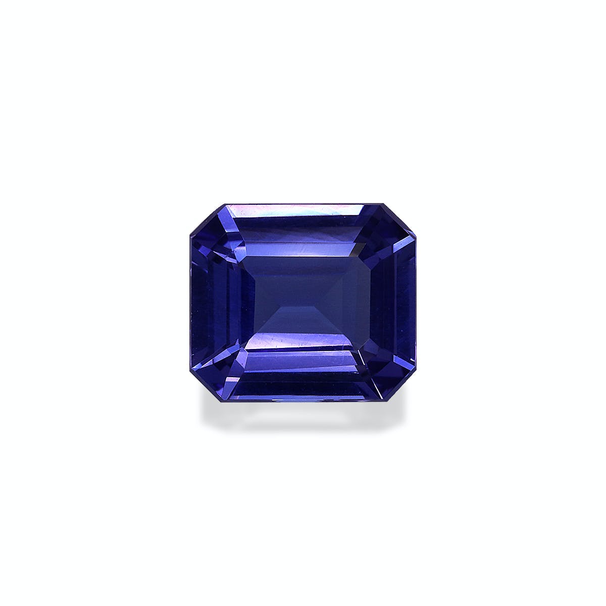 Une Tanzanite facettée bleu profond (2,6 ct) taille émeraude de Bonnot Paris présente une surface symétrique et réfléchissante, sur fond blanc uni.