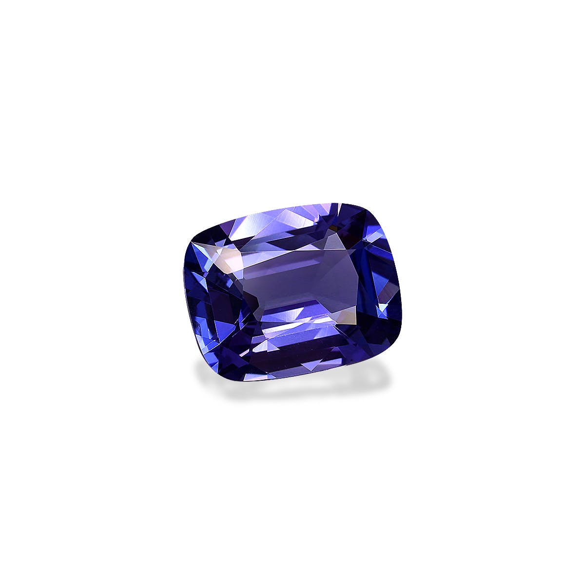 La pierre précieuse Tanzanite Bonnot Paris · 6,66 ct, taillée en forme de coussin, affiche sa teinte bleu-violet profond et ses facettes réfléchissant la lumière sur un fond blanc uni.