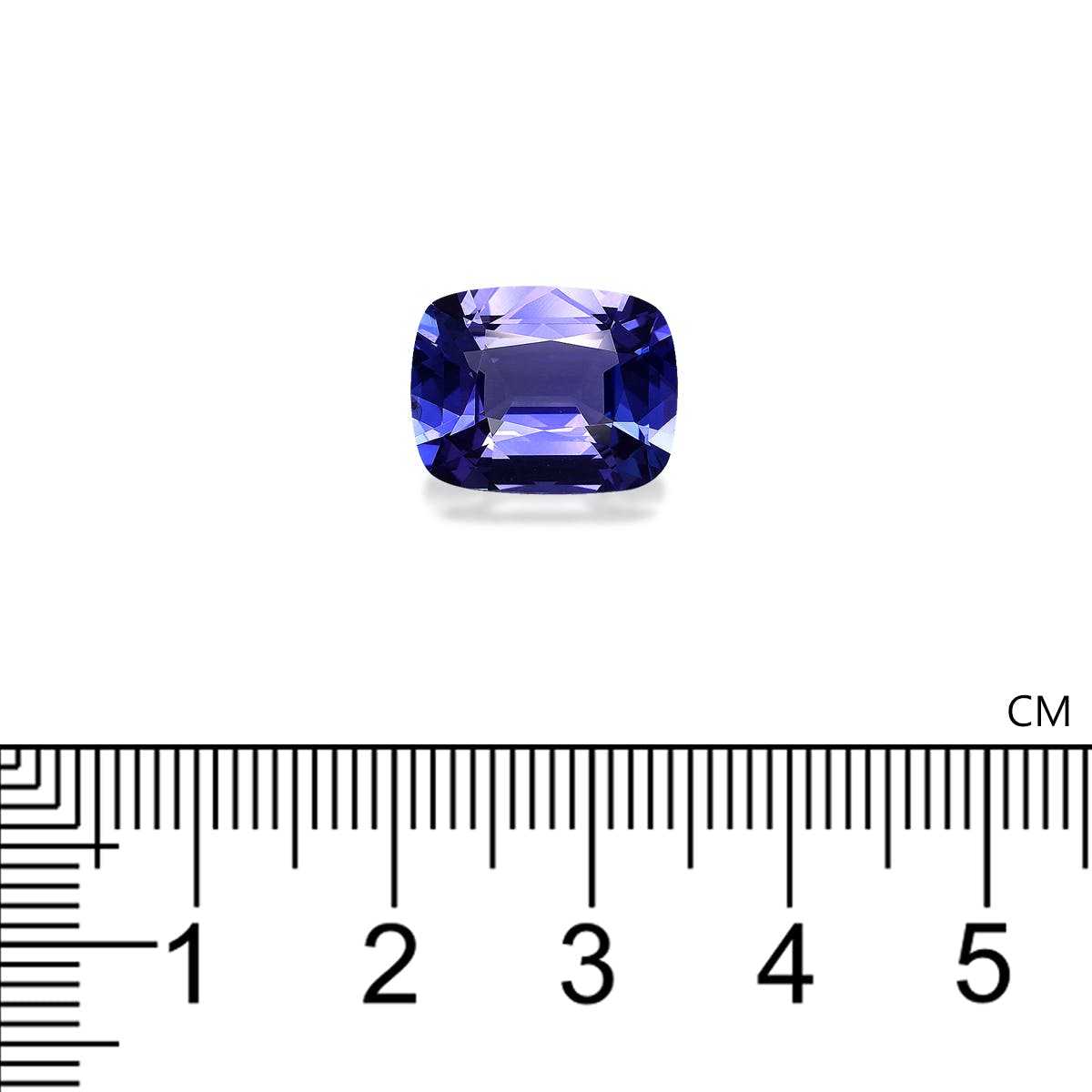Une Tanzanite taille coussin de 6,66 ct de Bonnot Paris est placée au-dessus d'une règle marquée en centimètres, indiquant que sa taille est d'environ 1,5 cm, sur un fond clair uni.