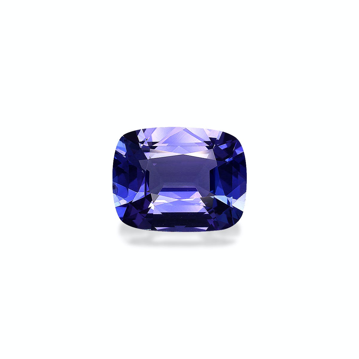 Une pierre précieuse Tanzanite taille coussin de 6,66 ct de Bonnot Paris présente une riche teinte bleu-violet, reflétant la lumière sur un fond uni.