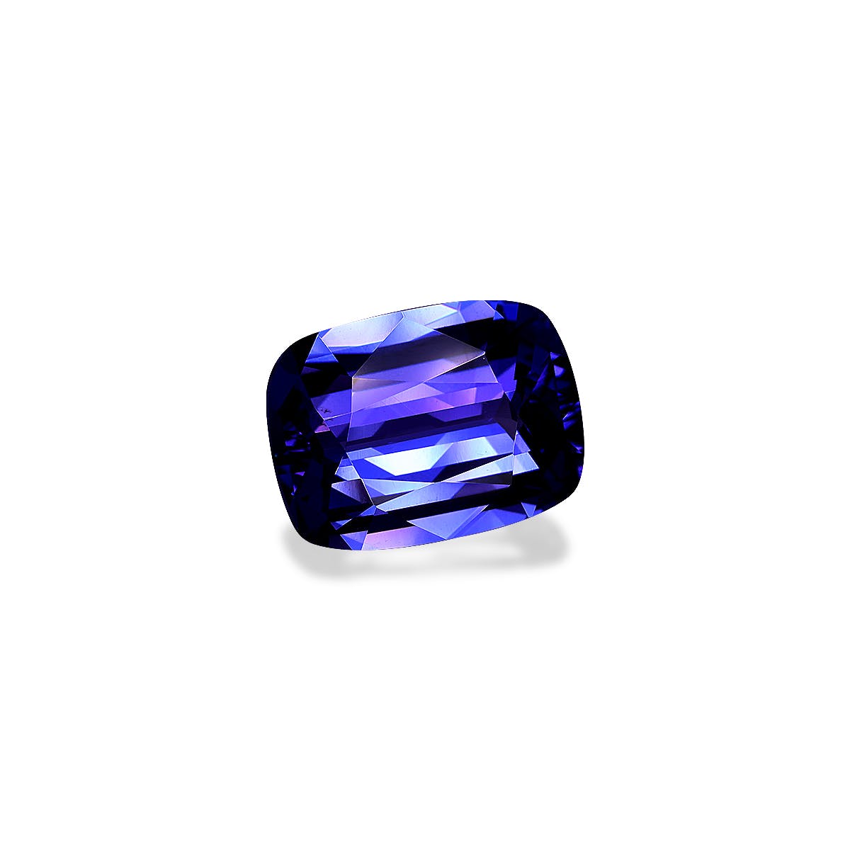 La Tanzanite de 7,25 ct de Bonnot Paris est une pierre précieuse taille coussin d'un bleu vibrant qui reflète des nuances de violet et de bleu, sur fond blanc, avec un éclat lumineux saisissant.