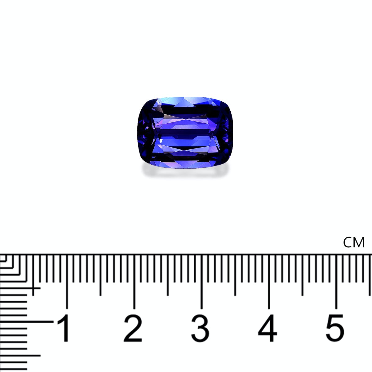 Une petite tanzanite rectangulaire de 7,25 carats, taillée en facettes par Bonnot Paris, est placée sur un fond blanc. En dessous, une règle graduée en centimètres indique une taille légèrement supérieure à 1 cm.