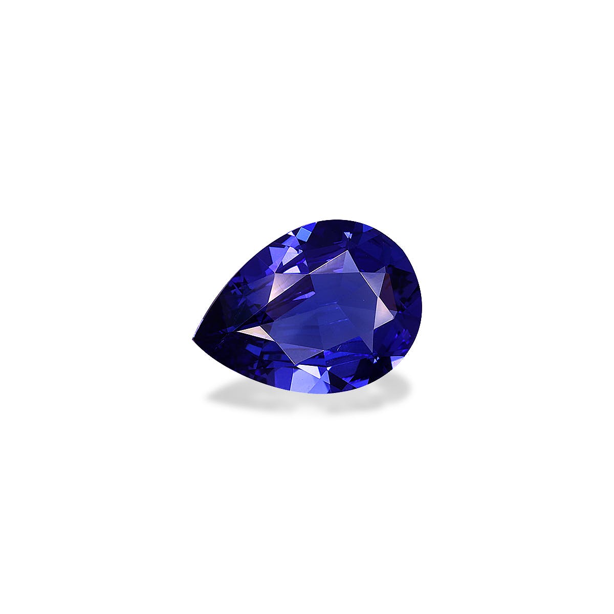 La Tanzanite · 3,56ct de Bonnot Paris est présentée sur un fond blanc uni, révélant son design facetté en forme de poire avec une surface bleue scintillante et réfléchissante.