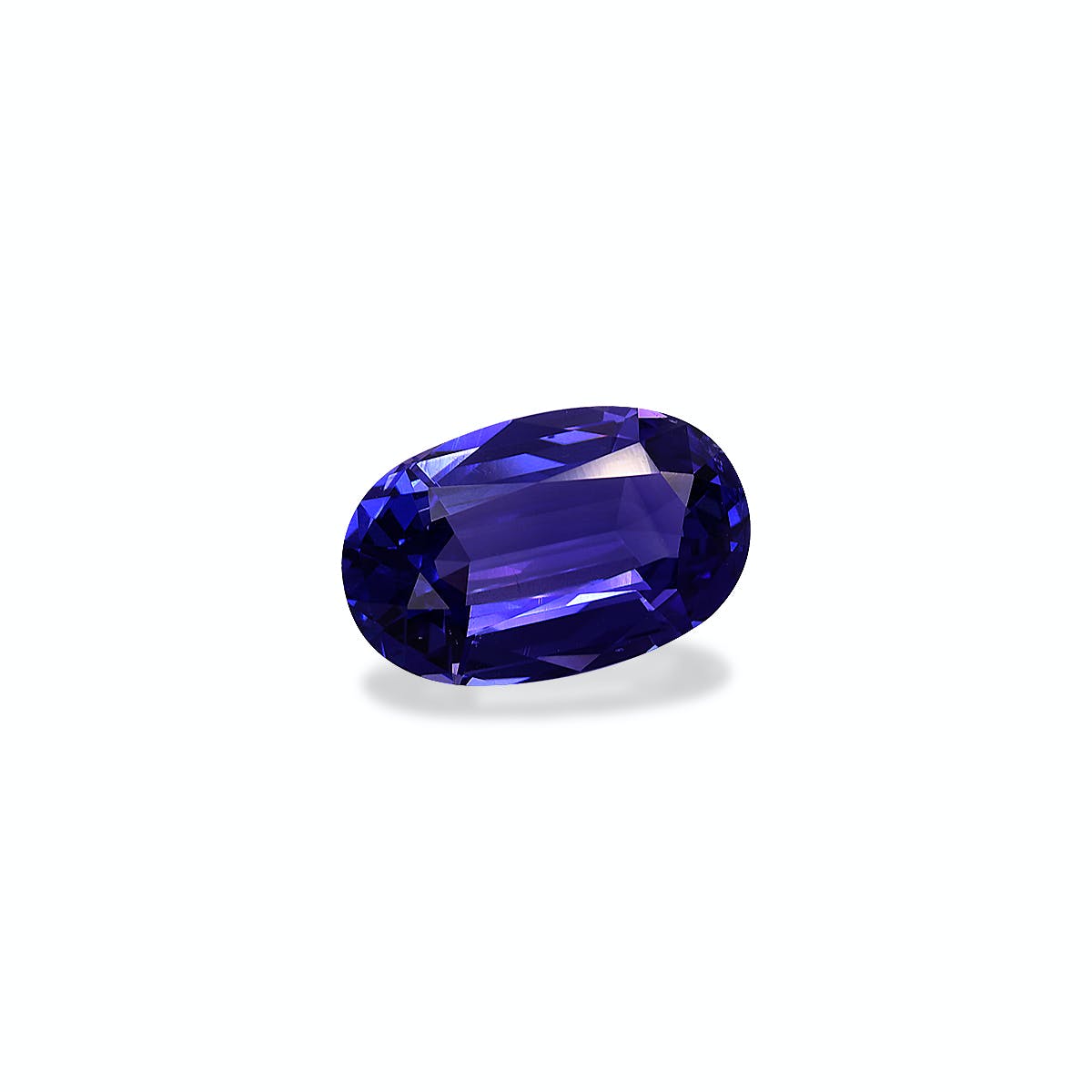 Une tanzanite taille ovale facettée de 6,8 ct de Bonnot Paris présente une teinte bleu-violet profond et une clarté remarquable, mise en valeur sur un fond blanc uni.