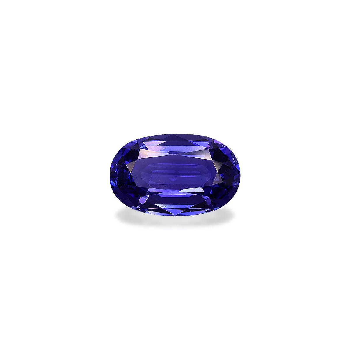 La Tanzanite Bonnot Paris, une pierre précieuse de taille ovale de 6,8 ct aux reflets violets profonds, est présentée sur un fond clair, mettant en valeur ses facettes et son éclat.