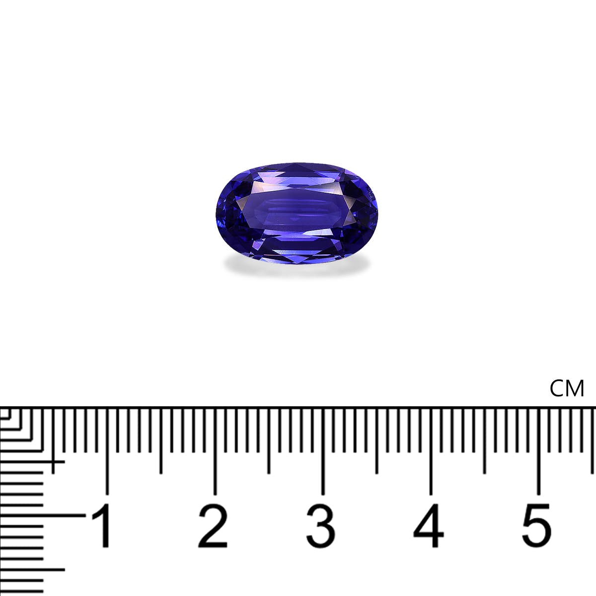 Une Tanzanite taille ovale de Bonnot Paris, pesant 6,8 ct, est sertie sur un fond blanc avec une règle en dessous indiquant sa taille approximative de 1,5 cm de long.
