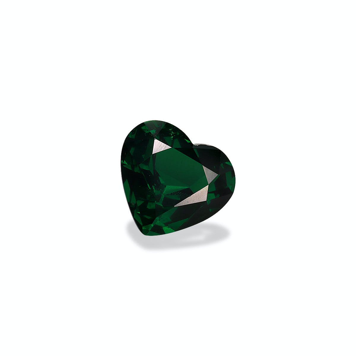 Le produit est le Grenat Tsavorite en forme de cœur de Bonnot Paris, une pierre précieuse émeraude de 2,18 carats avec une couleur vert foncé et une surface facettée, présentée sur un fond blanc immaculé.