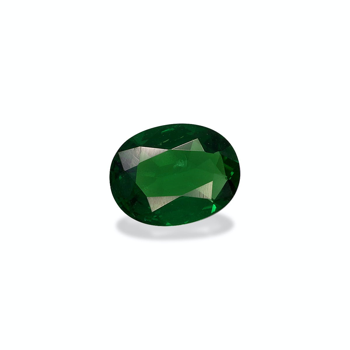 Une pierre précieuse Grenat Tsavorite de forme ovale de 0,88 ct, vert foncé avec facettes visibles, de Bonnot Paris est centrée sur un fond gris clair, projetant une ombre subtile en dessous.