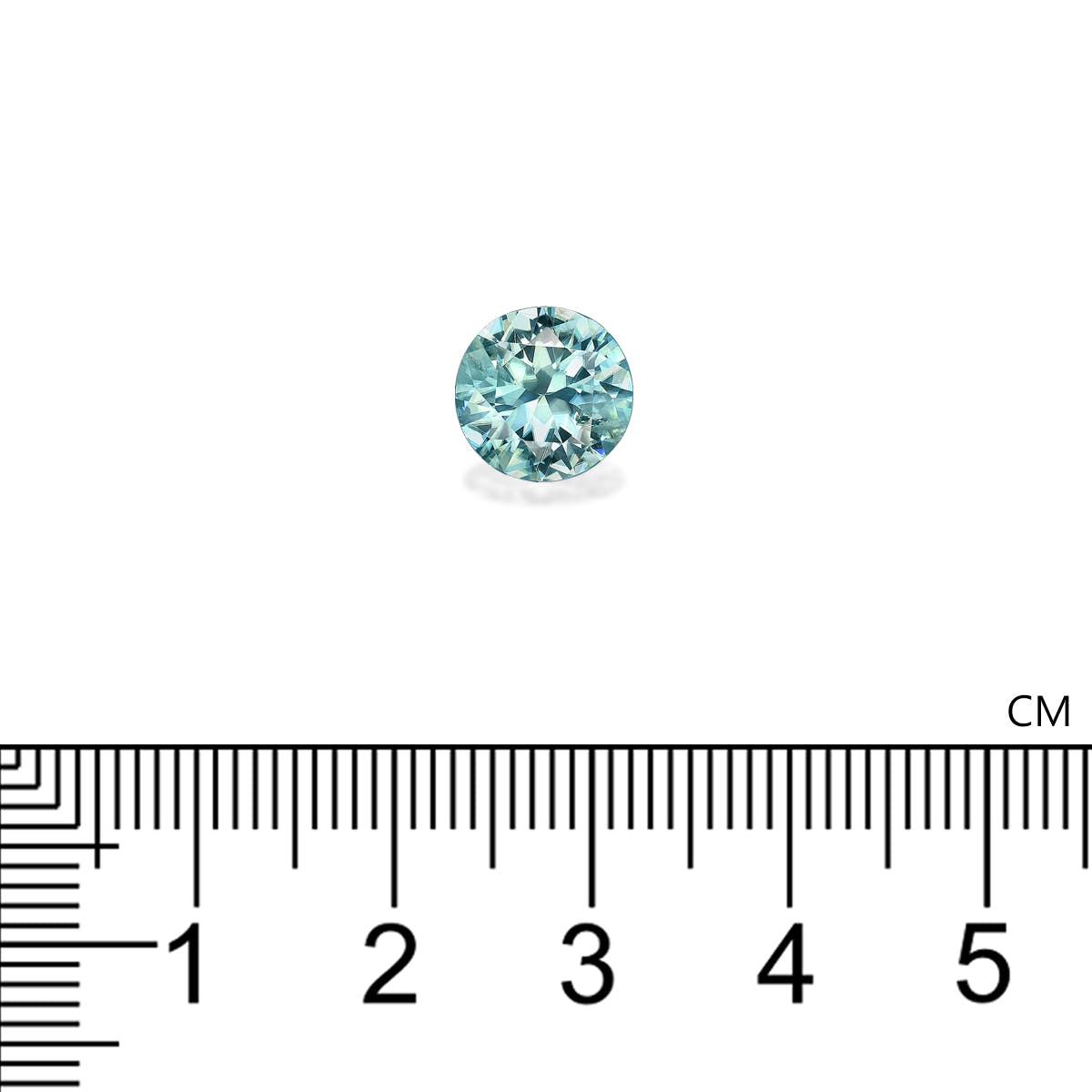Une aigue-marine ronde Zircon Bleu · 3,25 ct de Bonnot Paris se dresse sur un fond blanc au-dessus d'une règle métrique, montrant qu'elle mesure un peu moins de 1 cm de diamètre.