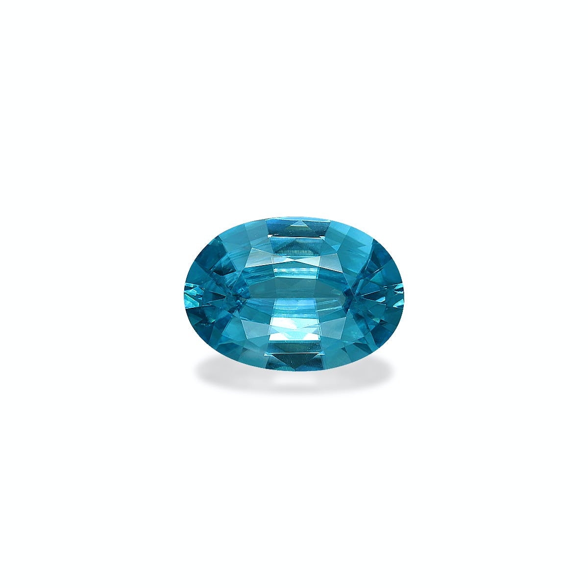 Le Zircon Bleu de 5,79 carats de Bonnot Paris est une pierre précieuse de taille ovale, sertie sur un fond blanc. Sa surface facettée reflète la lumière, soulignant sa teinte bleue vive et sa clarté.