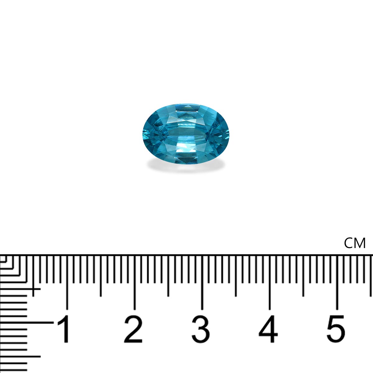 Une pierre précieuse Zircon Bleu de 5,79 ct de Bonnot Paris présentée est une pierre précieuse de taille ovale sur fond blanc avec sa couleur turquoise vibrante assortie à un gros plan d'une règle en centimètres pour l'échelle.