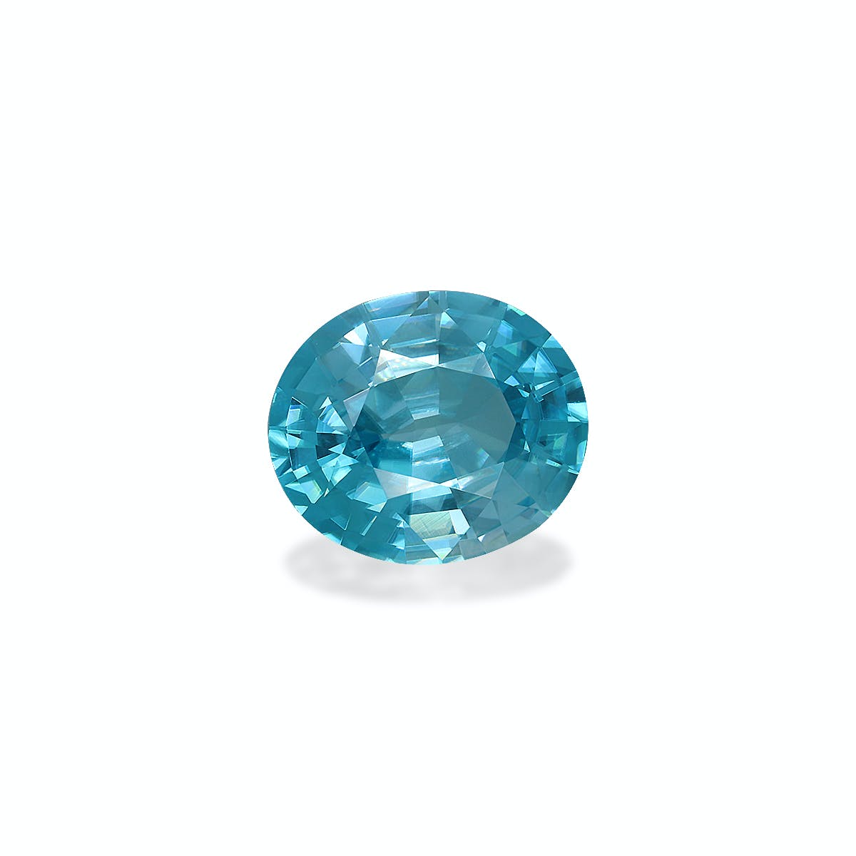 Un Zircon Bleu rond facetté de 7,65 carats de Bonnot Paris trône au centre d'un fond blanc, projetant une ombre subtile. Ses angles multiples reflètent brillamment la lumière dans différentes directions.