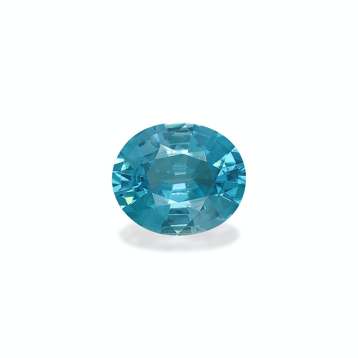 Le Zircon Bleu · 7,65 ct de Bonnot Paris est une pierre précieuse bleue vibrante de taille ovale présentée sur un fond blanc uni avec une légère ombre en dessous.