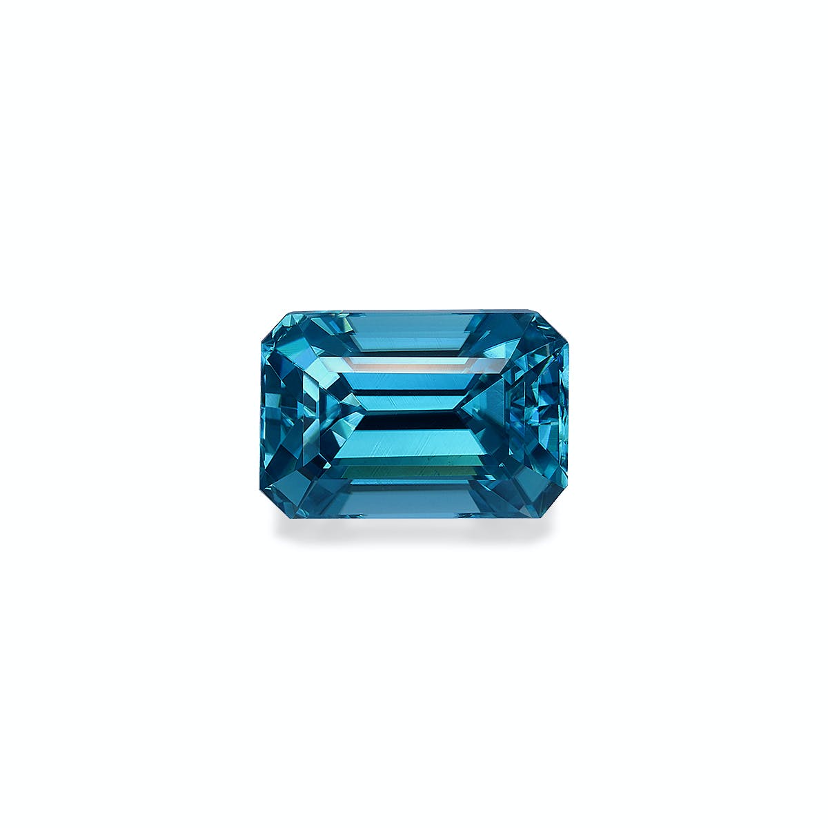 Une pierre précieuse Zircon Bleu taille émeraude de 4,29 ct de Bonnot Paris, réfléchissant la lumière et sertie sur un fond blanc uni.