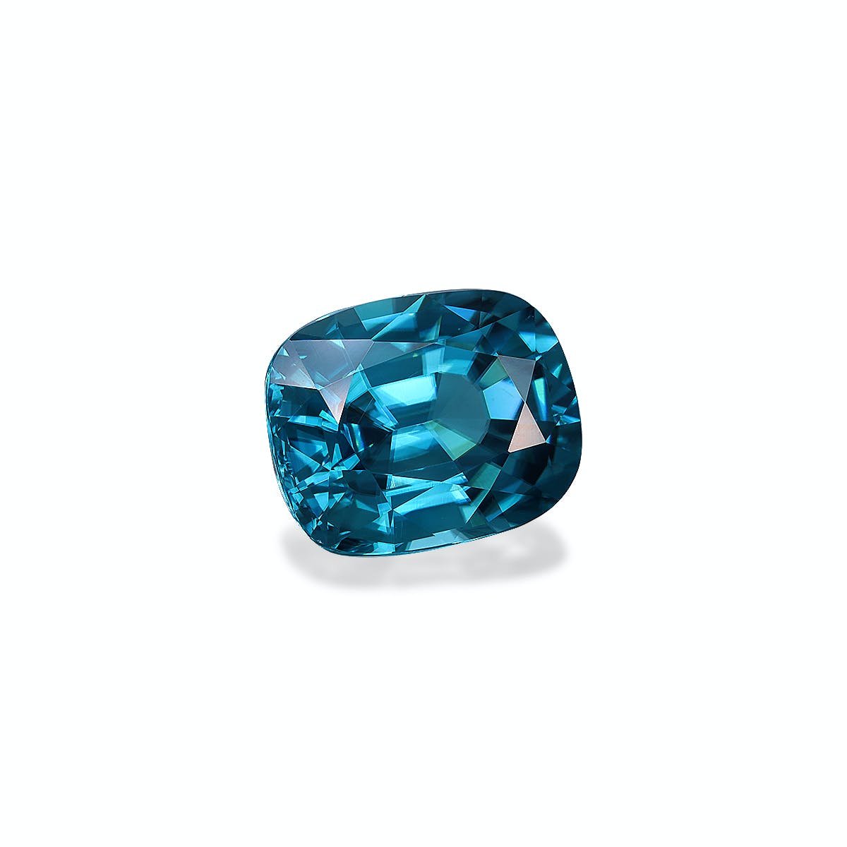 Le Zircon Bleu Bonnot Paris · 7,58 ct est une pierre précieuse bleu foncé à facettes, taille coussin, qui reflète magnifiquement la lumière, présentant un jeu de couleurs vibrant sur un fond blanc uni.