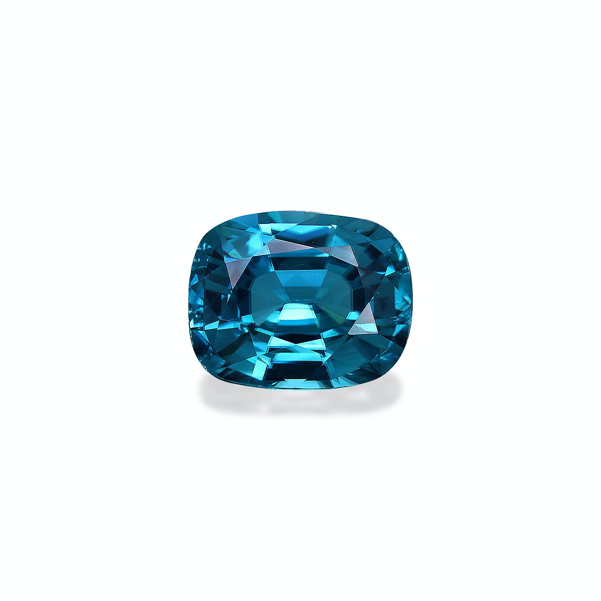 Le Zircon Bleu, une pierre précieuse taille coussin de 7,58 carats de Bonnot Paris, scintille d'une teinte bleue vibrante sur un fond blanc uni, reflétant la lumière sous plusieurs angles.